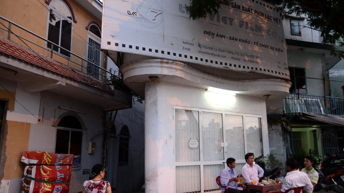 Ngôi nhà mang biển hiệu Hãng phim Lạc Việt do ông Phương “khói lửa” thuê tại địa chỉ 461 Hoàng Sa (P.8, Q.3, TP.HCM) đã được niêm phong sau khi phát hiện chất gây nổ - Ảnh: T.T.DŨNG Ngôi nhà mang biển hiệu Hãng phim Lạc Việt do ông Phương “khói lửa” thuê tại địa chỉ 461 Hoàng Sa (P.8, Q.3, TP.HCM) đã được niêm phong sau khi phát hiện chất gây nổ - Ảnh: T.T.DŨNG