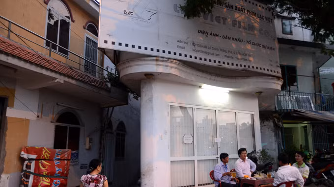 Ngôi nhà mang biển hiệu Hãng phim Lạc Việt do ông Phương “khói lửa” thuê tại địa chỉ 461 Hoàng Sa (P.8, Q.3, TP.HCM) đã được niêm phong sau khi phát hiện chất gây nổ - Ảnh: T.T.DŨNG Ngôi nhà mang biển hiệu Hãng phim Lạc Việt do ông Phương “khói lửa” thuê tại địa chỉ 461 Hoàng Sa (P.8, Q.3, TP.HCM) đã được niêm phong sau khi phát hiện chất gây nổ - Ảnh: T.T.DŨNG