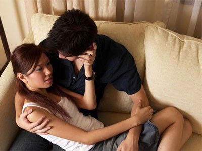 Nhiều bạn gái tự tin thể hiện tình cảm với bạn trai mà quên mất sự đề phòng (Ảnh minh họa).