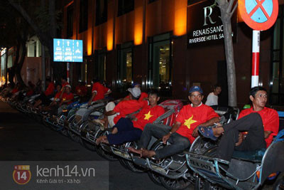 Sinh nhật đại gia Sài Thành với dàn siêu xe và bánh dát vàng ảnh 1 Sinh nhật đại gia Sài Thành với dàn siêu xe và bánh dát vàng ảnh 1