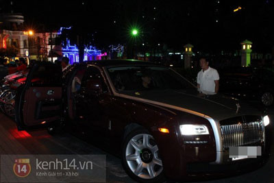 Sinh nhật đại gia Sài Thành với dàn siêu xe và bánh dát vàng ảnh 6 Sinh nhật đại gia Sài Thành với dàn siêu xe và bánh dát vàng ảnh 6