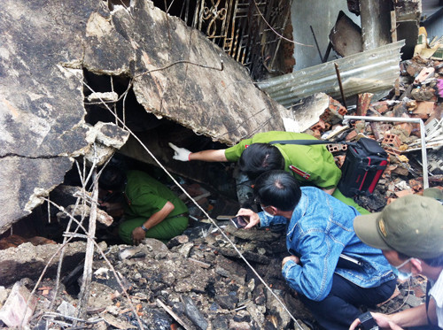 Cảnh sát khám nghiệm hiện trường vụ nổ. Ảnh: Chí Công