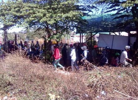 Người dân kéo đến hiện trường vụ việc xem.