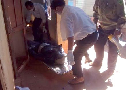 Nạn nhân được cơ quan công an và pháp y đưa ra ngoài.