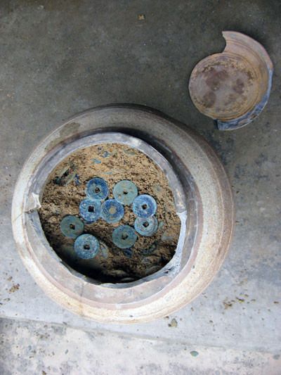 Hũ tiền cổ gia đình ông Hải đào được