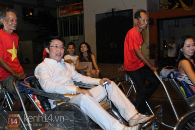 Sinh nhật đại gia Sài Thành với dàn siêu xe và bánh dát vàng ảnh 9 Sinh nhật đại gia Sài Thành với dàn siêu xe và bánh dát vàng ảnh 9