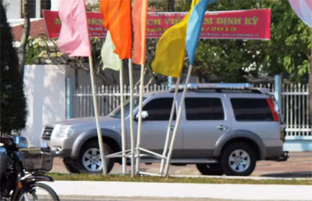 Xe của cơ quan điều tra rời trụ sở Sở LĐ-TB&XH Cà Mau khi bắt tạm giam ông Tâm. Ảnh: Dân trí