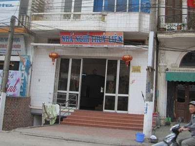 Nhà nghỉ Thùy Liên, nơi gái mại dâm bị trấn lột tiền, vàng. Nhà nghỉ Thùy Liên, nơi gái mại dâm bị trấn lột tiền, vàng.