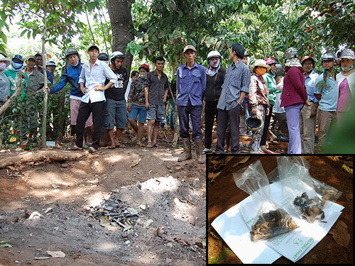 Người dân kéo đến xem tại hố rác sau khi công an tìm thấy xương cốt (ảnh lớn) và các mẩu xương thu được tại hiện trường (ảnh nhỏ). Ảnh: GIA KHÁNH Người dân kéo đến xem tại hố rác sau khi công an tìm thấy xương cốt (ảnh lớn) và các mẩu xương thu được tại hiện trường (ảnh nhỏ). Ảnh: GIA KHÁNH