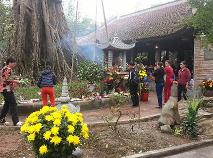 Nhiều người đổ về miếu Vạn Phúc làm lễ sau khi thông tin “thần xà nhập người” loang ra. Ảnh: HP Nhiều người đổ về miếu Vạn Phúc làm lễ sau khi thông tin “thần xà nhập người” loang ra. Ảnh: HP