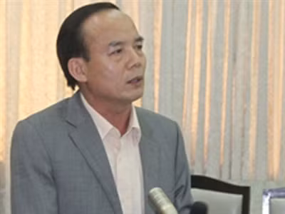 Chiều 11-3, tại hội nghị tổ chức ở Bộ GTVT do Bộ trưởng Đinh La Thăng chủ trì bàn về các nội dung của dự thảo nghị định quy định xử phạt vi phạm hành chính trong lĩnh vực giao thông đường bộ, đường sắt, khi tham gia phát biểu, vị lãnh đạo này có bức xúc nói: “Các phóng viên có lẽ là thế nào đó, thiểu năng gì đó, có gì đó không hiểu thế nào là mũ giả, mũ rởm...”.