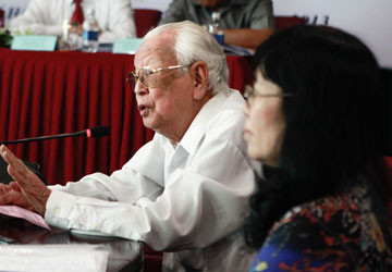 Ông Trần Trọng Tân, nguyên Ủy viên Trung ương Đảng, nguyên Trưởng ban Tư tưởng-Văn hóa Trung ương, đề nghị HP cần ghi rõ địa chỉ chịu trách nhiệm của Đảng trước nhân dân đối với việc thực hiện Điều 4. Ảnh: NN Ông Trần Trọng Tân, nguyên Ủy viên Trung ương Đảng, nguyên Trưởng ban Tư tưởng-Văn hóa Trung ương, đề nghị HP cần ghi rõ địa chỉ chịu trách nhiệm của Đảng trước nhân dân đối với việc thực hiện Điều 4. Ảnh: NN