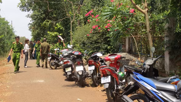 Cơ quan công an xới tung nhà, vườn của “quan bà” để tìm thi thể nạn nhân xấu số Cơ quan công an xới tung nhà, vườn của “quan bà” để tìm thi thể nạn nhân xấu số