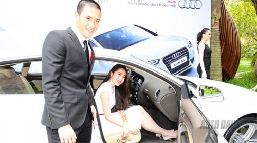 Công Vinh bên Thủy Tiên Công Vinh bên Thủy Tiên