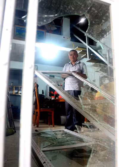 Hàng chục nhà dân bị sức ép từ vụ nổ phá nát cửa nhà.