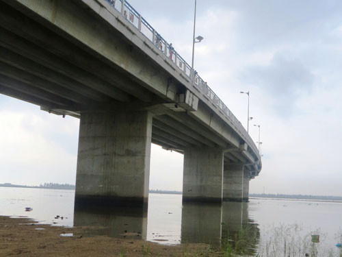 Đoạn cầu Hùng Vương qua sông Đà Rằng, nơi chị Nga tự vẫn Đoạn cầu Hùng Vương qua sông Đà Rằng, nơi chị Nga tự vẫn