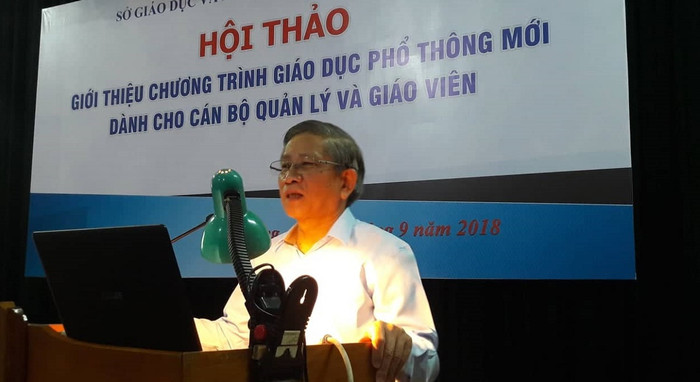 Giáo sư Nguyễn Minh Thuyết - Tổng chủ biên Chương trình giáo dục phổ thông mới trong một buổi nói chuyện, giới thiệu chương trình mới với các thầy cô ở Đà Nẵng. Ảnh: TT Giáo sư Nguyễn Minh Thuyết - Tổng chủ biên Chương trình giáo dục phổ thông mới trong một buổi nói chuyện, giới thiệu chương trình mới với các thầy cô ở Đà Nẵng. Ảnh: TT