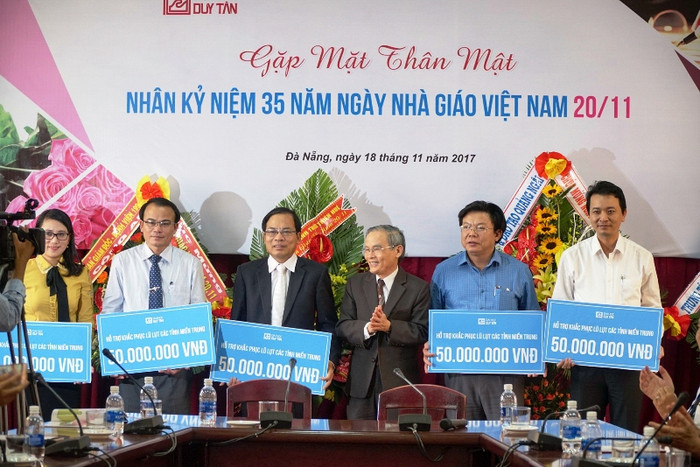 Đại học Duy Tân ủng hộ ngành giáo dục 8 tỉnh miền trung khắc phục hậu quả do mưa lũ gây ra. Ảnh: HB Đại học Duy Tân ủng hộ ngành giáo dục 8 tỉnh miền trung khắc phục hậu quả do mưa lũ gây ra. Ảnh: HB