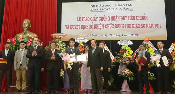 Đại học Đà Nẵng vinh danh 23 tân Phó Giáo sư. Ảnh: TT Đại học Đà Nẵng vinh danh 23 tân Phó Giáo sư. Ảnh: TT
