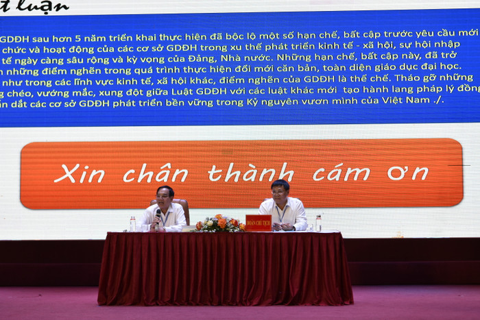 Tiến sĩ Nguyễn Văn Ngữ - Chủ tịch Hội đồng trường, Trường Đại học Hòa Bình (bên trái) và Phó Giáo sư, Tiến sĩ Nguyễn Quang Ngoạn – Chủ tịch Hội đồng trường, Trường Đại học Quy Nhơn (bên phải) làm chủ tọa ở phiên thứ 2. Ảnh: Trà My _DSC0039.JPG