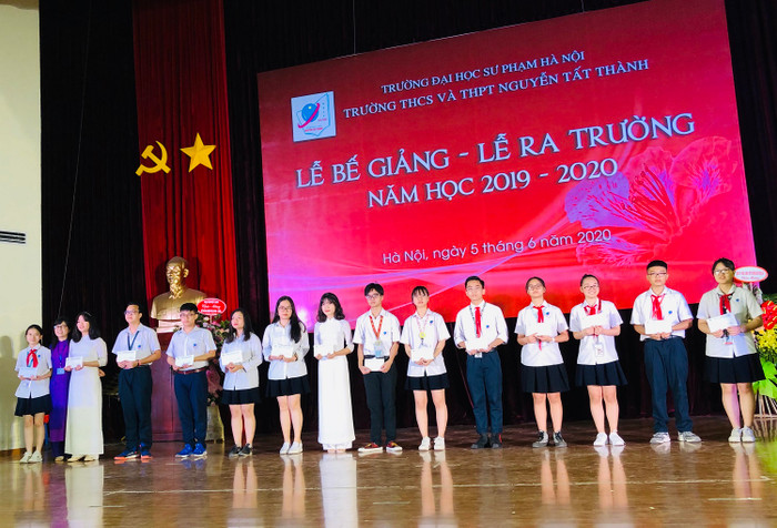 Các học sinh xuất sắc nhận học bổng của trường (Ảnh nhà trường cung cấp) Các học sinh xuất sắc nhận học bổng của trường (Ảnh nhà trường cung cấp)