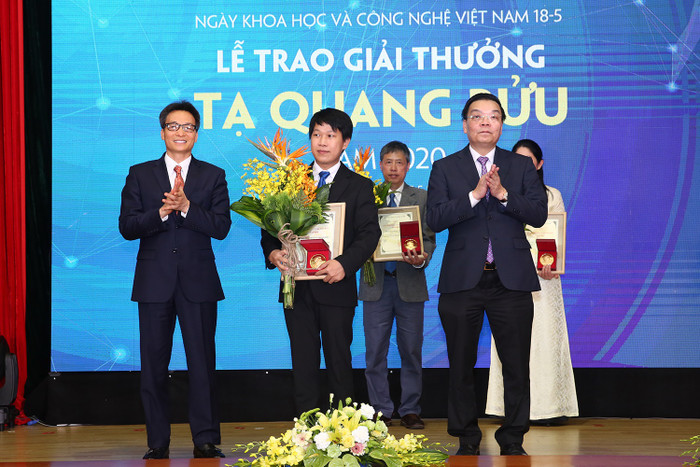 Tiến sĩ Nguyễn Trương Thanh Hiếu (giữa) tại Lễ trao giải thưởng Tạ Quang Bửu năm 2020 (ảnh nhân vật cung cấp) Tiến sĩ Nguyễn Trương Thanh Hiếu (giữa) tại Lễ trao giải thưởng Tạ Quang Bửu năm 2020 (ảnh nhân vật cung cấp)
