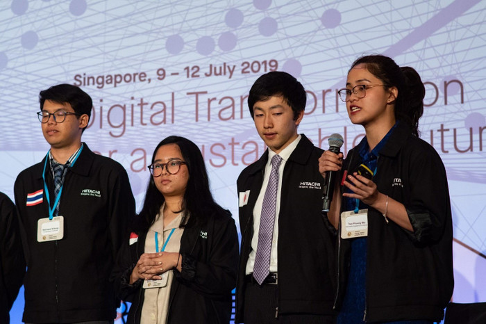 Phương Mai (cầm mic) từng tham dự sáng kiến tài năng lãnh đạo trẻ Hitachi diễn ra tại Singapore, ảnh do nhân vật cung cấp.