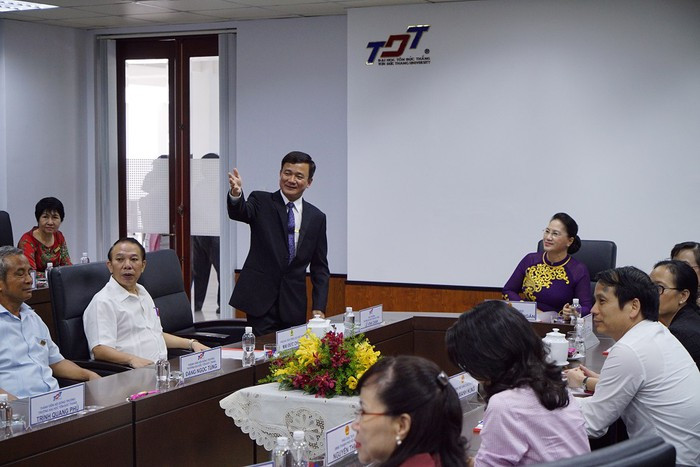 Giáo sư Lê Vinh Danh giới thiệu với Chủ tịch Quốc hội Nguyễn Thị Kim Ngân những nét chính về quá trình hình thành, phát triển và mục tiêu trở thành đại học tinh hoa của Trường Đại học Tôn Đức Thắng Giáo sư Lê Vinh Danh giới thiệu với Chủ tịch Quốc hội Nguyễn Thị Kim Ngân những nét chính về quá trình hình thành, phát triển và mục tiêu trở thành đại học tinh hoa của Trường Đại học Tôn Đức Thắng