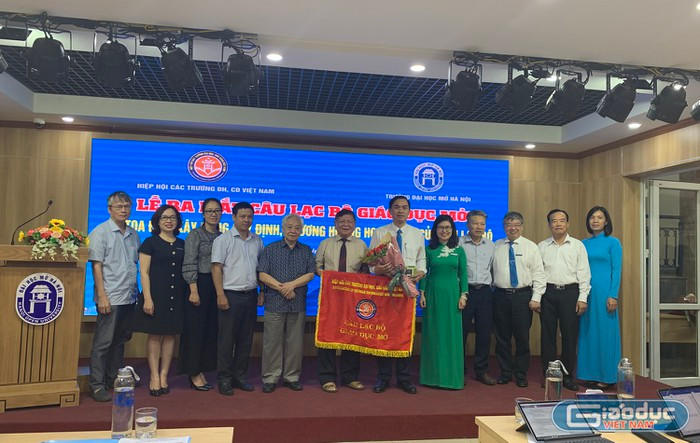 Ra mắt câu lạc bộ giáo dục mở trực thuộc Hiệp hội ngày 26/5 vừa qua (Ảnh: Thùy Linh) Ra mắt câu lạc bộ giáo dục mở trực thuộc Hiệp hội ngày 26/5 vừa qua (Ảnh: Thùy Linh)