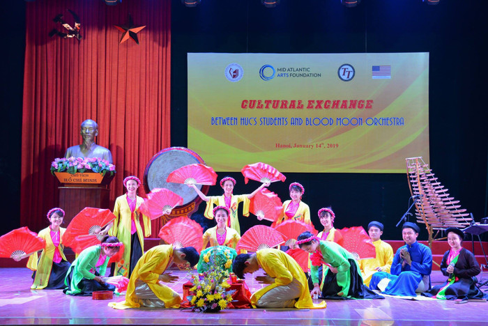 Sinh viên Trường Đại học Văn hóa Hà Nội trong buổi giao lưu âm nhạc với ban nhạc “Blood Moon” đến từ Hoa Kỳ (Ảnh: Website nhà trường).