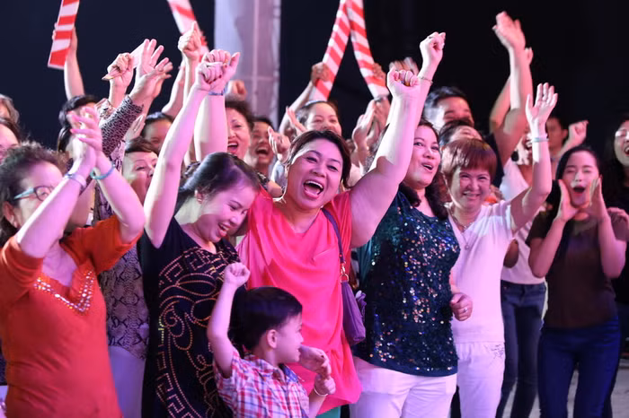 Đông đảo fan của Mr Đàm hỗ trợ anh hết mình trong MV.