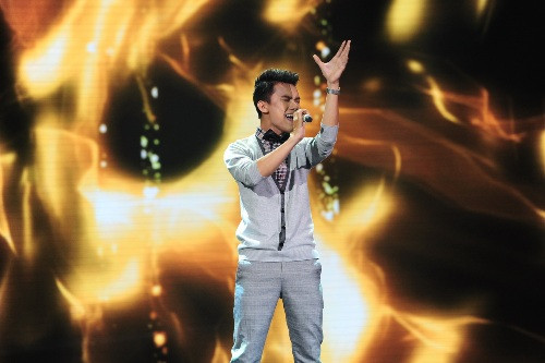 Thái Sơn với ca khúc "Chạm". Thái Sơn với ca khúc "Chạm".