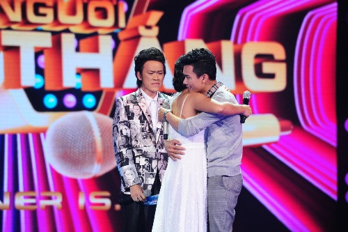 Thái Trân nhường quyền đi tiếp cho Thái Sơn trong sự xúc động của khán giả theo dõi cô. Thái Trân nhường quyền đi tiếp cho Thái Sơn trong sự xúc động của khán giả theo dõi cô.