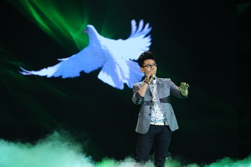 Hoàng Tuấn thể hiện cá tính âm nhạc và bản lĩnh của mình trong tiết mục "Mãi Mãi". Hoàng Tuấn thể hiện cá tính âm nhạc và bản lĩnh của mình trong tiết mục "Mãi Mãi".