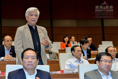 Đại biểu Dương Trung Quốc cho rằng: "Đã đến lúc chúng ta phải thay đổi tâm thế để chuyển thành cuộc vận động “Hàng Việt Nam chinh phục người Việt Nam” - ảnh quochoi.vn. Đại biểu Dương Trung Quốc cho rằng: "Đã đến lúc chúng ta phải thay đổi tâm thế để chuyển thành cuộc vận động “Hàng Việt Nam chinh phục người Việt Nam” - ảnh quochoi.vn.