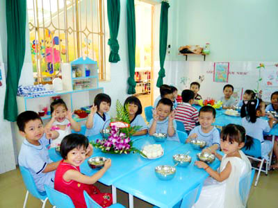 Trẻ mẩu giáo là nhân khẩu trong gia đình thuộc diện hộ nghèo, cận nghèo theo quy định của Thủ tướng Chính phủ được hỗ trợ ăn trưa: Ảnh minh họa (nguồn chinhphu.vn). Trẻ mẩu giáo là nhân khẩu trong gia đình thuộc diện hộ nghèo, cận nghèo theo quy định của Thủ tướng Chính phủ được hỗ trợ ăn trưa: Ảnh minh họa (nguồn chinhphu.vn).