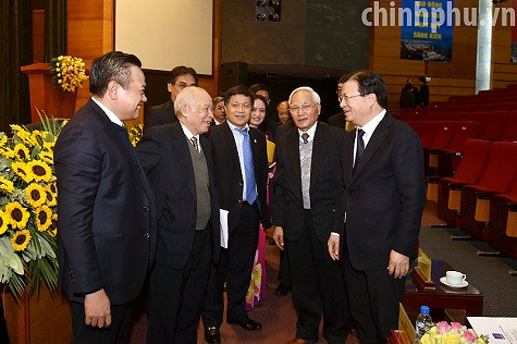 Phó Thủ tướng trò chuyện với lãnh đạo PVN. Ảnh: VGP/Nhật Bắc