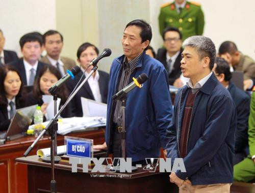 Bị cáo Nguyễn Xuân Sơn và bị cáo Vũ Hồng Chương. Ảnh TTXVN Bị cáo Nguyễn Xuân Sơn và bị cáo Vũ Hồng Chương. Ảnh TTXVN
