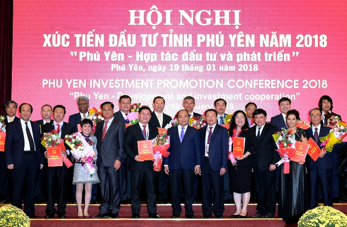 Thủ tướng chứng kiến Lễ trao Quyết định cam kết chủ trương đầu tư vào tỉnh Phú Yên (ảnh chinhphu.vn).
