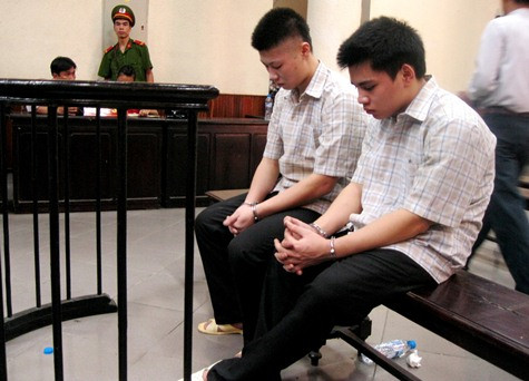 Hai bị cáo Tùng và Hiếu trước vành móng ngựa Hai bị cáo Tùng và Hiếu trước vành móng ngựa