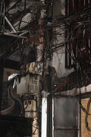 Cột điện sát căn nhà số 173 - nơi bất ngờ bùng phát ngọn lửa.