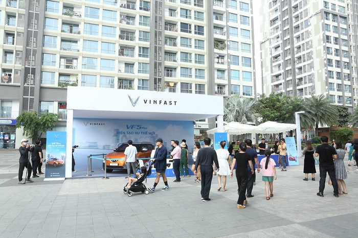 Mẫu eSUV hạng A VF 5 Plus thu hút sự quan tâm đông đảo của giới trẻ Thành phố Hồ Chí Minh. Mẫu eSUV hạng A VF 5 Plus thu hút sự quan tâm đông đảo của giới trẻ Thành phố Hồ Chí Minh.