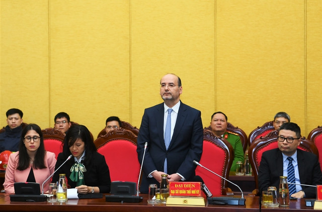 Đại sứ Thổ Nhĩ Kỳ Haldun Tekneci: Nghĩa cử này sẽ góp phần giúp cho mối quan hệ hợp tác giữa hai nước Việt Nam - Thổ Nhĩ Kỳ ngày càng tốt đẹp trong thời gian tới. Đại sứ Thổ Nhĩ Kỳ Haldun Tekneci: Nghĩa cử này sẽ góp phần giúp cho mối quan hệ hợp tác giữa hai nước Việt Nam - Thổ Nhĩ Kỳ ngày càng tốt đẹp trong thời gian tới.