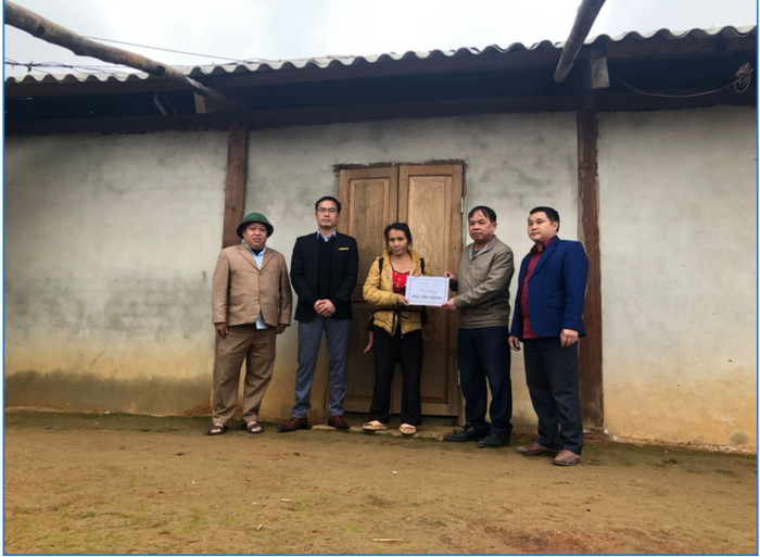 Đại diện Tập đoàn TH, Ngân hàng Thương mại cổ phần Bắc Á, Qũy Vì Tầm vóc Việt và chính quyền địa phương bàn giao nhà cho các hộ gia đình.