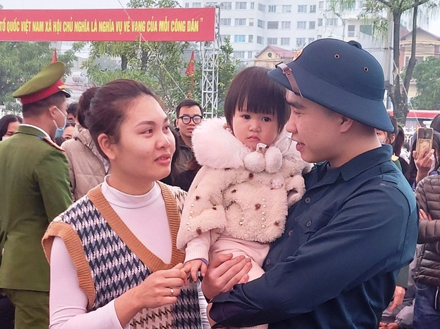 Thanh niên Khúc Công Sơn, xã Dương Xá, huyện Gia Lâm tạm biệt gia đình để lên đường làm nghĩa vụ thiêng liêng với Tổ quốc. Ảnh: Báo Quân đội nhân dân Thanh niên Khúc Công Sơn, xã Dương Xá, huyện Gia Lâm tạm biệt gia đình để lên đường làm nghĩa vụ thiêng liêng với Tổ quốc. Ảnh: Báo Quân đội nhân dân