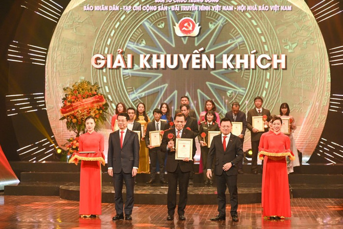 Đại diện nhóm tác giả nhận giải Khuyến khích. (Ảnh: DUY LINH) Đại diện nhóm tác giả nhận giải Khuyến khích. (Ảnh: DUY LINH)