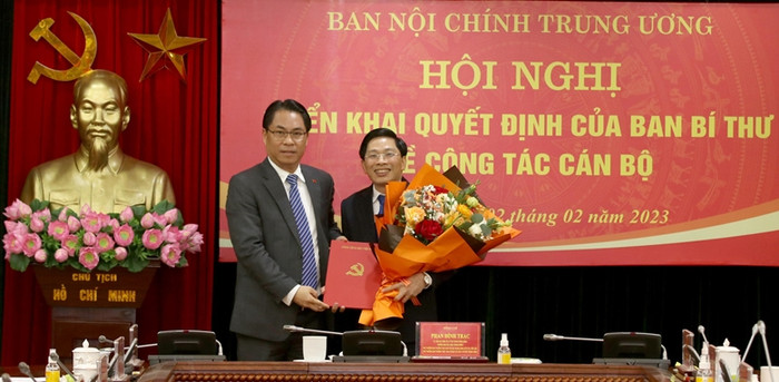 Đồng chí Phan Thăng An, Phó Trưởng Ban Tổ chức Trung ương đã trao quyết định của Ban Bí thư bổ nhiệm đồng chí Đặng Văn Dũng, Trợ lý Trưởng Ban Nội chính Trung ương Phan Đình Trạc giữ chức Phó Trưởng Ban Nội chính Trung ương. Đồng chí Phan Thăng An, Phó Trưởng Ban Tổ chức Trung ương đã trao quyết định của Ban Bí thư bổ nhiệm đồng chí Đặng Văn Dũng, Trợ lý Trưởng Ban Nội chính Trung ương Phan Đình Trạc giữ chức Phó Trưởng Ban Nội chính Trung ương.