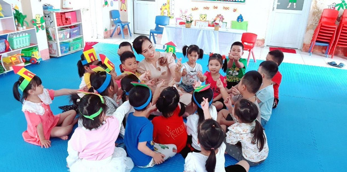 Cô giáo Cúc luôn trăn trở suy nghĩ làm cách nào để xây dựng Trường Mầm non Đại Hợp ngày càng phát triển. (Ảnh: HP) Cô giáo Cúc luôn trăn trở suy nghĩ làm cách nào để xây dựng Trường Mầm non Đại Hợp ngày càng phát triển. (Ảnh: HP)