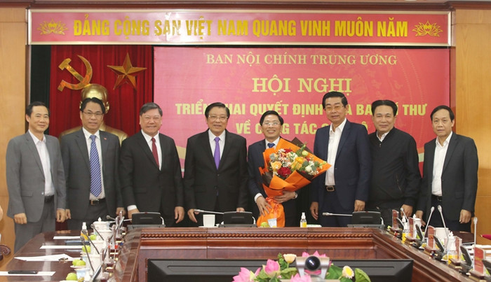Đồng chí Phan Đình Trạc, Ủy viên Bộ Chính trị, Bí thư Trung ương Đảng, Trưởng Ban Nội chính Trung ương cùng các đồng chí lãnh đạo Ủy ban Kiểm tra Trung ương, Ban Nội chính Trung ương chúc mừng đồng chí Đặng Văn Dũng. Đồng chí Phan Đình Trạc, Ủy viên Bộ Chính trị, Bí thư Trung ương Đảng, Trưởng Ban Nội chính Trung ương cùng các đồng chí lãnh đạo Ủy ban Kiểm tra Trung ương, Ban Nội chính Trung ương chúc mừng đồng chí Đặng Văn Dũng.