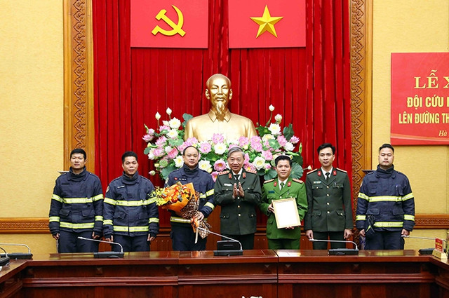 Bộ trưởng Tô Lâm trao Quyết định của Bộ Công an cử Đoàn công tác tham gia công tác cứu nạn, cứu hộ tại Thổ Nhĩ Kỳ. Bộ trưởng Tô Lâm trao Quyết định của Bộ Công an cử Đoàn công tác tham gia công tác cứu nạn, cứu hộ tại Thổ Nhĩ Kỳ.